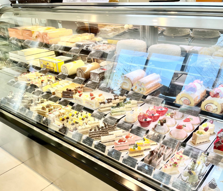 ロールケーキ、チーズケーキ、ドイツの伝統菓子のホールケーキも。